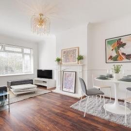 2BR Chingford Home Parking WiFi 26 mins City, hotelli kohteessa Chingford