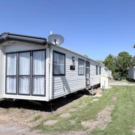 Modern Caravan At Felixstowe Beach Holiday Park In Suffolk Ref 55037Rc, hotel in Felixstowe