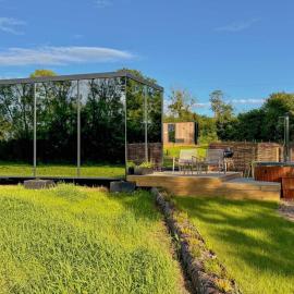 Luxury Mirrored Cabin with Hot Tub & Sauna, hotel en Llanddyfnan