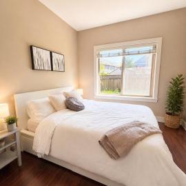 Sunny garden flat close to Richmond City Center and Airport، فندق في ريتشموند
