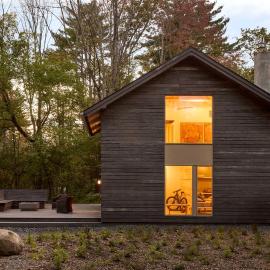 Skyhawk Cabin - Refined Modern Getaway with Hot Tub, hotel i Brownsville