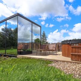 Stylish Mirrored Cabin with Hot Tub & Sauna, hotel en Llangefni