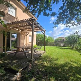 Le Clos Andrée - Charmante maison 8 personnes - 5 lits - Climatisation réversible RDC - Parking 3 véhicules - Garage - Zone Nord Montauban - Terrasse et jardin, hotel in Montauban