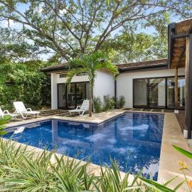 CU28 New 3 Bdrm Home w Pool and Guanacaste Tree, Hotel in Tamarindo