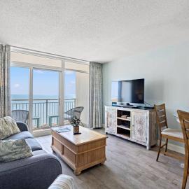 Bay Watch Resort 1735 - Direct Oceanfront Balcony with Pools and Lazy River, hotelli kohteessa Myrtle Beach