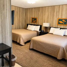 Room 25-2 Queen Suite -Woodland Motor Lodge, hotel a Grayling