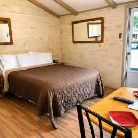 Room 18-1 Queen Suite-Woodland Motor Lodge, hotel a Grayling