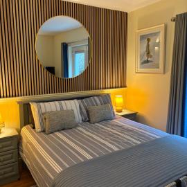 Maureens Two Bedroom Apartment F28 VY13, Hotel in Westport