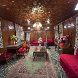 houseboat zogila, hotel in Jāmb