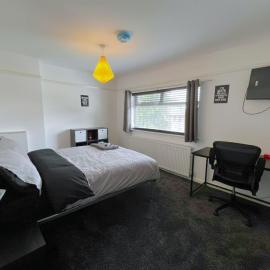 Quiet 2-Bed with Private Garden and Drive