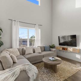 Warm 4BR Home with Hot Tub Sunset Deck Sleeps 10, hotel in Pueblo West