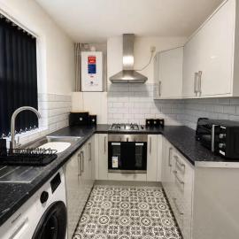 Sleek 3BR Home with Free Parking, Fast Wi-Fi & Great Transport Links, hotel a Smethwick