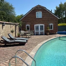 Brook Lodge, One bed house in AONB Dorset with swimming pool, hotel di Iwerne Minster