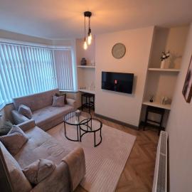 New-4 Bed-Sleeps 6-Free Parking-Wi-Fi-BHX-NEC-HS2