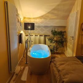 Wellness-Apartment mit eigener Sauna und Whirlpool - Für Kurzentschlossene, Hotel in Großharthau