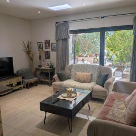 Maison avec grand jardin et jacuzzi proche de l'Etang de Thau, hotel u gradu Frontinjan