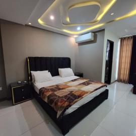 Royal Modern Apartment In Bahria Lahore, hotel in Lahore