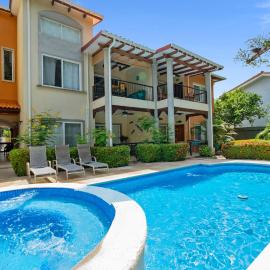 Bright Modern Condo with Pool in Potrero Beach, hotel u gradu Potrero
