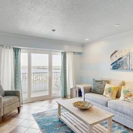 Charming waterfront condo with pool access and private balcony views โรงแรมในโอเชียนซิตี