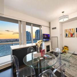 Altitude Suites on Yonge - Downtown Toronto Short Walk to SickKids, TMU & Eaton Centre