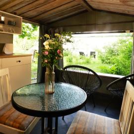 Minimalist riverside hideout, hotel u gradu Riga
