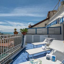 Grecale - stunning sea-view apartment with patio, up to 5 guests