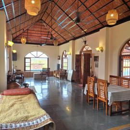 Vana The Forest Farm, hotelli kohteessa Saralgaon