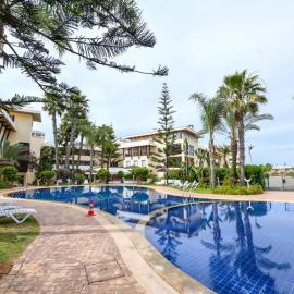 Spacious apartment, pool, beach, basement parking, hotel in Bouznika