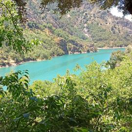 Comfortable lakeside house!, hotel Güéjar-Sierrában