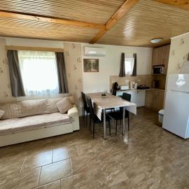 Sára Apartman Csisztafürdő, Hotel in Buzsák