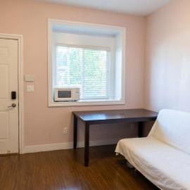 Cozy 1BR Burnaby Retreat Near Metrotown, hotelli kohteessa Burnaby