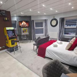 Victoria Loft - 1 Bedroom Apartment with off site spa access