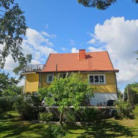 Cozy house on a hill in the heart of nature but close to the city
