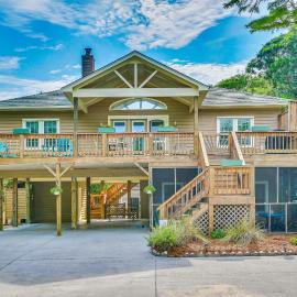 Steps to Beach! Emerald Isle Group Escape w/ Yard, hotel Emerald Isle-ben