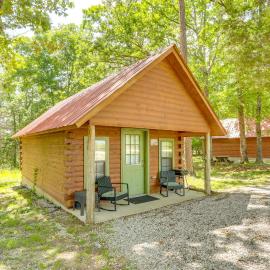 Close to Blanchard Caverns! Nature-Centric Cabin, hotel u gradu Fiftysix