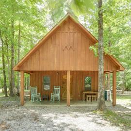 Near Blanchard Springs! Classic Cabin in the Woods, hotel u gradu Fiftysix