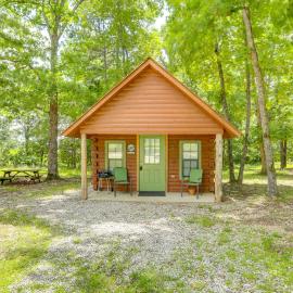 Near White River Fishing! Studio Cabin w/ Grill, hotel u gradu Fiftysix