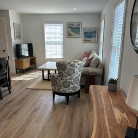 Brand new condo downtown East Greenwich!, hotel a East Greenwich
