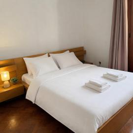 Quarto confortável em apartamento familiar، فندق في أمادورا