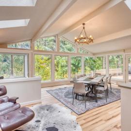 Stay Portland - Sandy Riverfront Mt Hood Cabin! 9 Queen Beds!, hotel in Rhododendron