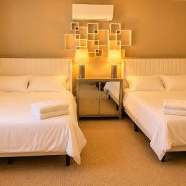Private Two Queen Beds Room Near UPEI & Downtown Cozy Retreat Near Everything, hotel in Charlottetown