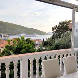 квартира с видом на море до моря идти 5 минут имеется wi-fi The apartment has a sea view and is a 5 minute walk from the sea wi-fi available, hotel in Kumbor