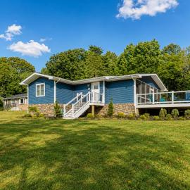 Lakefront, renovated, dog-friendly home with dock, paddleboards & firepit, hotel a Mineral