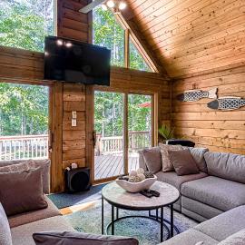 Lakefront home with boat mooring, deck, hot tub, game room & fast WiFi - dogs OK, hotel v destinácii Bumpass