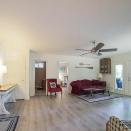 Spacious pet friendly waterfront house with patio & grill โรงแรมในBumpass