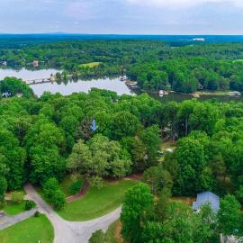 Lakeside log home with a private deck, WiFi, firepit, central AC, & washer/dryer, hotel a Mineral
