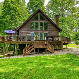 Waterfront cabin with private dock, hot tub, sundeck, outdoor areas, & W/D, hotel a Mineral