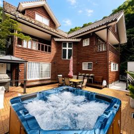 OceanWood Villa ファミリーやグループに最適 吉佐美大浜徒歩12分 広々220平米貸切ヴィラ 温水ジャグジー付 ペット可