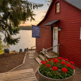 Lakefront Glamping Cottage- Fishing-Swimming-Boating, מלון בWatertown