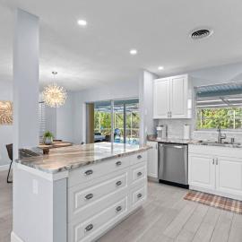 Jensen Beach Home with Heated Pool Near Downtown & Beaches, готель у місті Дженсен-Біч